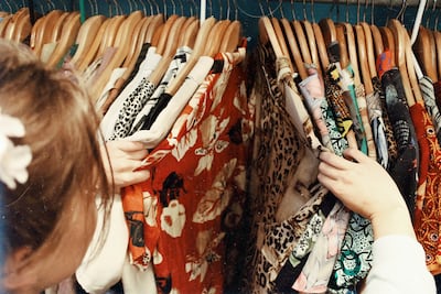 Slow fashion per riscoprire qualità, sostenibilità e supportare l’artigianalità